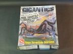 「GIGANTICS」 Huge Trantula Diorama（タランチュラの襲撃）