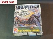 「GIGANTICS」 Huge Trantula Diorama（タランチュラの襲撃）